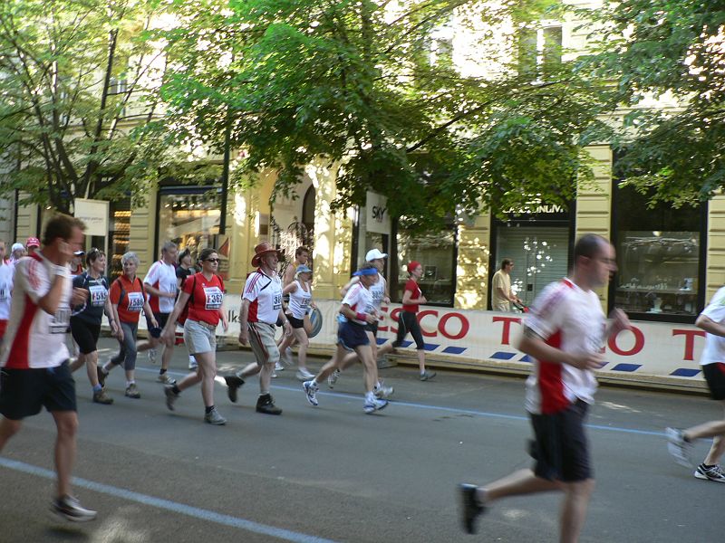 Maraton09 062.jpg - TIto dva nejspíš ani příliš neplánují běžet, stačí se podívat na obutí.